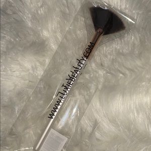 Luxie Beauty fan brush